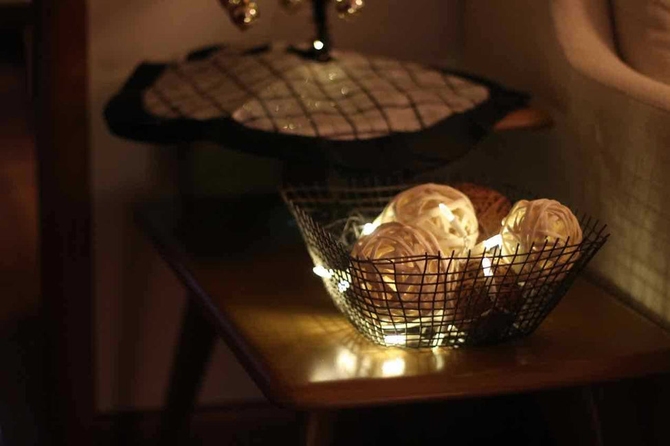 DIY: Raffia balls, lights and a basket!