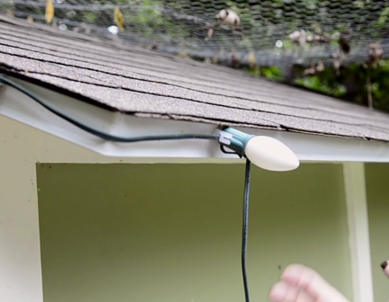 Video: Magnetic Christmas Light Clips