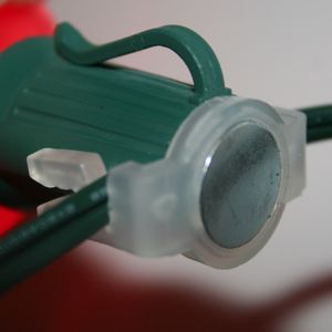 100 Pcs Magnetic Christmas Light Clips With Iron Sheets & Screws - For Hanging C9/C7 Lights On Roofs, Gutters, Fences
