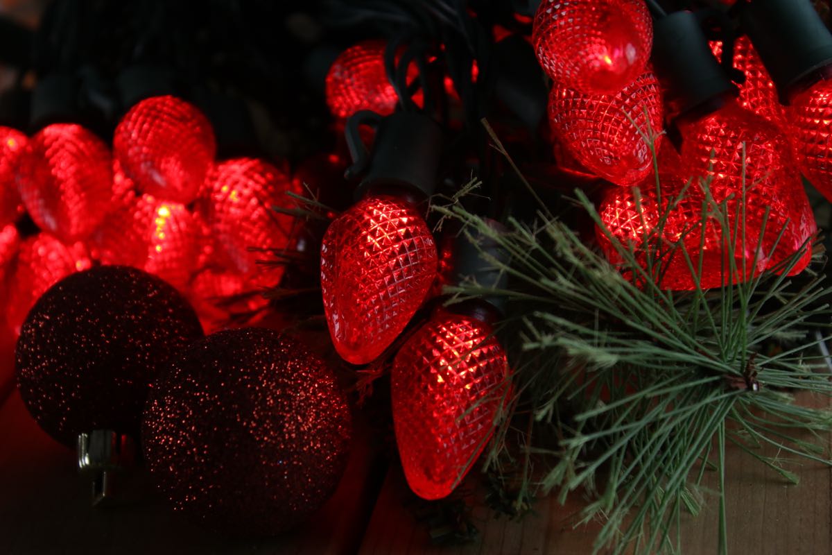 17 Foot Red LED C7 Christmas String Lights 25 Bulbs Green Wire 8 Inches Bulb Spacing 90 Max. Connections Commercial Grade 1000 Bulbs